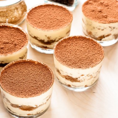 cam kremalı tiramisu ve kadın parmakları ile dolu