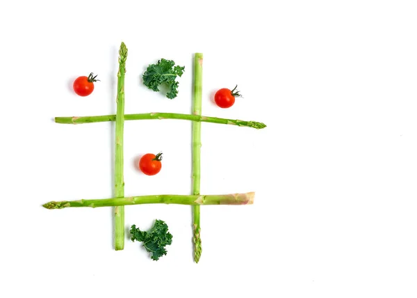 Tic Tac Toe Żywnością Szparagi Kapusta Pomidor Koncepcja Odchudzanie Decyzja — Zdjęcie stockowe