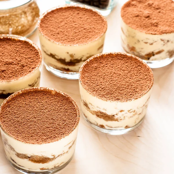 Glas gefüllt mit cremigem Tiramisu und Damenfingern — Stockfoto