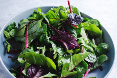 Mavi kâse manzaralı pazı salatası