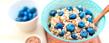 Sağlıklı romantik kahvaltı kabak püresi ve çilek Köyü yaz evinde