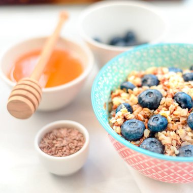 Sağlıklı romantik kahvaltı kabak püresi ve çilek Köyü yaz evinde