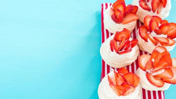 Delicious Strawberry Pavlova Topped Fresh Cream Strawberries — Stock Photo, Image
