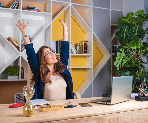 Femme Affaires Réussie Avec Les Bras Table — Photo