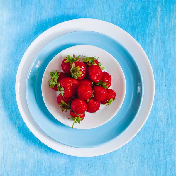 Rip Strawberry Plate Blue Background — Stock Photo, Image