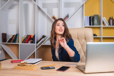 Başarılı bir iş kadını. Kendinden emin ve gülümsüyor.