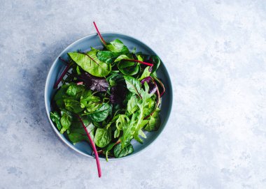 Mavi kâse manzaralı pazı salatası