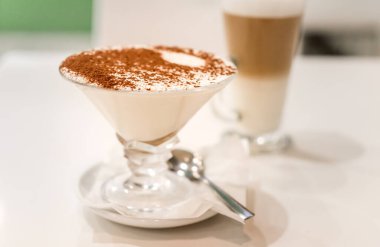 Tiramisu cam bardakta.