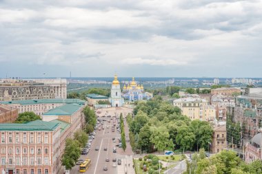 St. Michael'ın altın kubbeli Manastırı gelen çan kulesi St. Sophia Katedrali manzarası. Kiev. Ukrayna