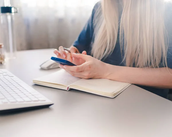 Chica Trabajando Través Teléfono Inteligente Desde Casa Enfoque Selectivo — Foto de Stock