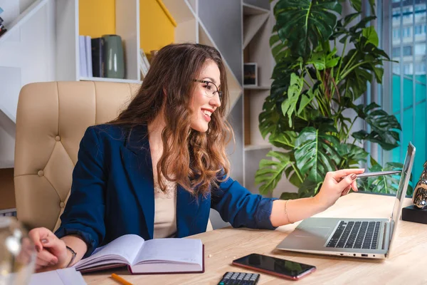 Femme Affaires Bureau Isolé Sur Blanc — Photo