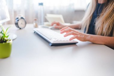 kız bilgisayar okuyor ya da çalışıyor