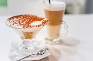 yüksek cam, rustik tarzı, ahşap beyaz köpüklü sütlü kahve latte