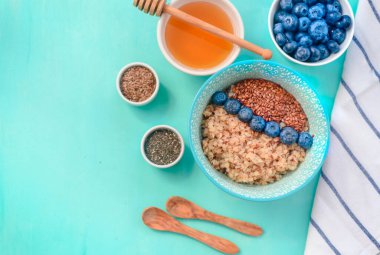 Keten tohumu ve yaban mersinli bir kasede karabuğday lapası. Sağlıklı yemek, detoks, diyet hariç.