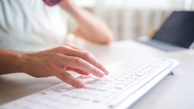 Evde bilgisayar başında çalışan bir adam