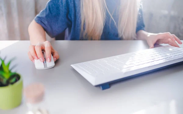 Fille Tapant Sur Clavier Blanc Utilise Souris — Photo