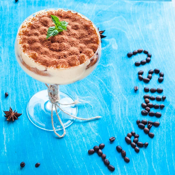 Luxe Tiramisu Dessert Een Cocktailglas Versierd Met Cacao Houten Achtergrond — Stockfoto