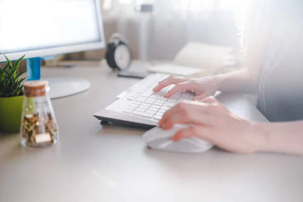 Chica Escribiendo Teclado Blanco Utiliza Ratón — Foto de Stock