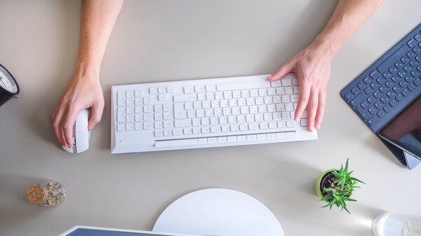 Человек, работающий дома на ноутбуке
