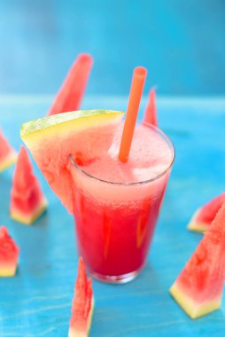 Yaz için renkli serinletici içecekler, soğuk karpuz suyu smoothies ışık bardaklarda ahşap afiş arka plan kopya alanı ile mavi.