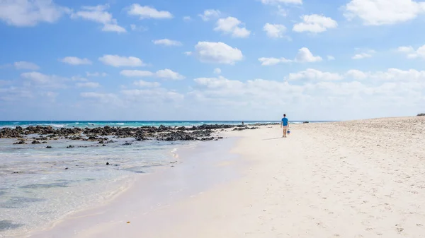 自由の概念 男はフエルテベントゥラ島のビーチに沿って歩くスペイン — ストック写真