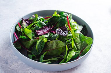 Mavi kâse manzaralı pazı salatası