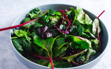 Mavi kâse manzaralı pazı salatası