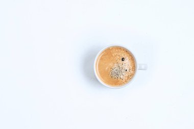 Beyaz arka planda siyah aromalı kahve.