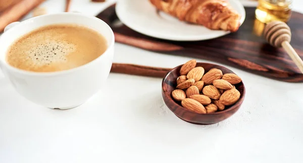 Cuenco de almendras en blanco, para el desayuno, enfoque selectivo — Foto de Stock