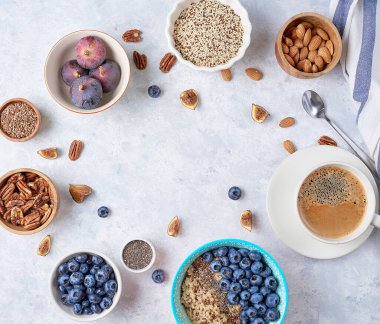 Sağlıklı bir kahvaltı için gerekenler, yabanmersinli kinoa, incir, bal ve fındıklı. Vejetaryen ve sağlıklı beslenmeyi düşün. Üst görünüm