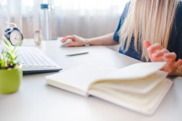 Fille Écrit Dans Carnet Établit Calendrier Pour Semaine — Photo