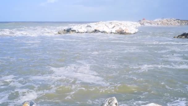 Rallentatore, tempeste in mare, vicino alla città di Marina di Pisa in Italia — Video Stock