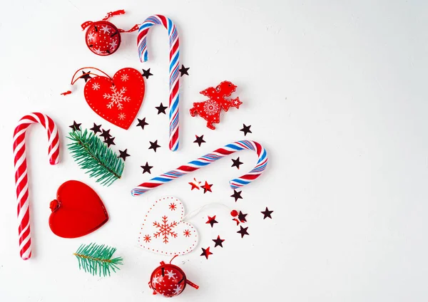Kreatives Arrangement Von Leuchtend Rotem Weihnachtsbaum Aus Weihnachtskugel Süßigkeiten Spielzeug — Stockfoto