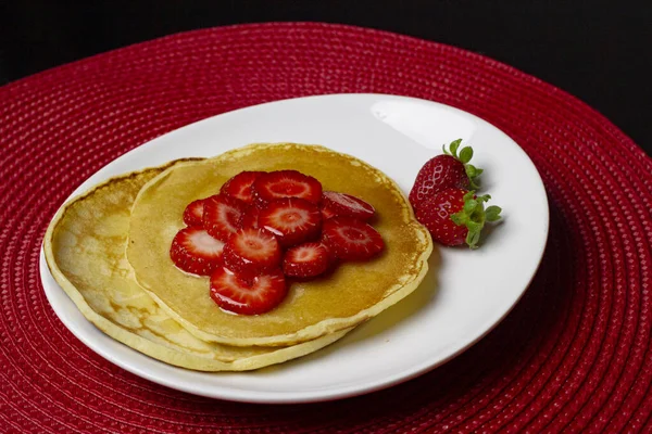 Pancakes with strawberries and syrup in the top — Stock Photo, Image