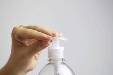Alkol dezenfektanı ile el yıkamak. Antibakteriyel antiseptik jel ile beyaz izole edilmiş şişe.