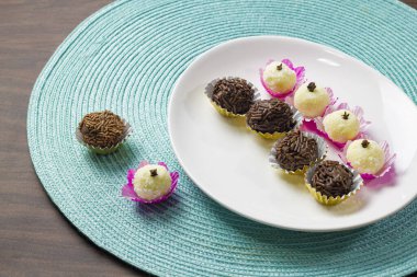 El yapımı Brezilya tatlısı, Beijinho ve Brigadeiro. Çocukların doğum günü partilerinde yaygındır.. 