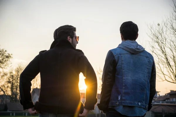 Jonge mannen in park — Stockfoto