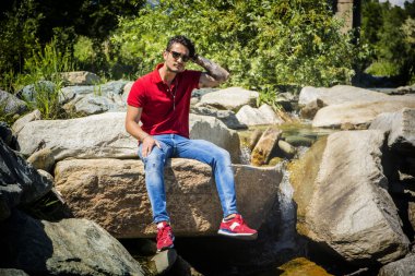 Çekici genç adam.
