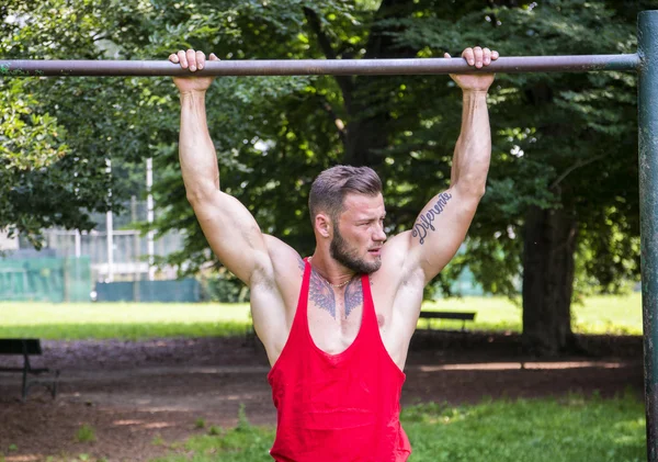 Muscular Man dans le parc de la ville — Photo