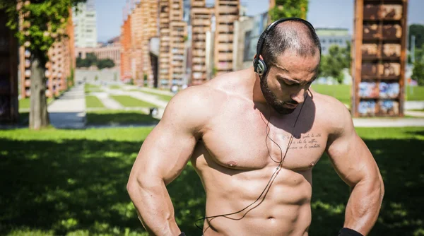 Hombre musculoso sin camisa — Foto de Stock