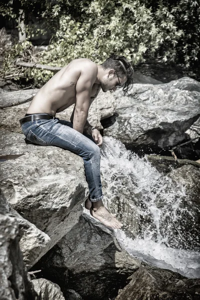 Atletische shirtless man — Stockfoto