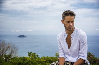 seaside adlı genç adam