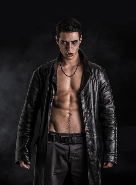 Uomo giovane vampiro — Foto Stock