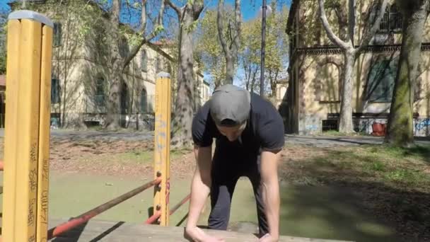 Young man exercising in outdoor gym — Stock Video