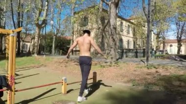 Genç adam açık spor salonunda egzersiz