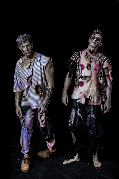 Dos zombies hombres pie sobre fondo negro —  Fotos de Stock