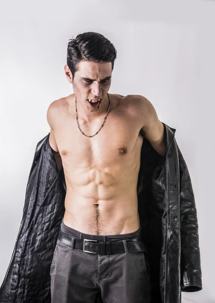 オープン黒革ジャケットの若い吸血鬼男 — ストック写真