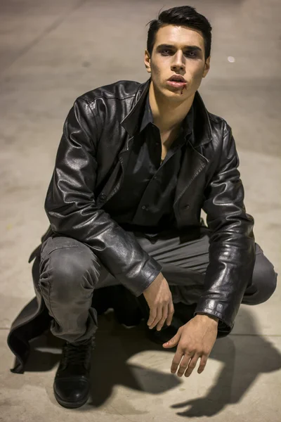 黒革のジャケットを持つ若い吸血鬼男 — ストック写真