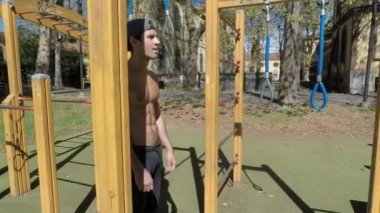 Genç adam açık spor salonunda egzersiz