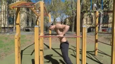 Genç adam açık spor salonunda egzersiz